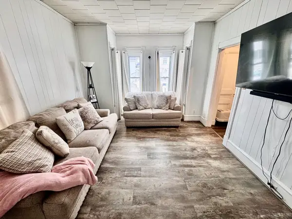 15 Barclay St, Lowell, MA 01851