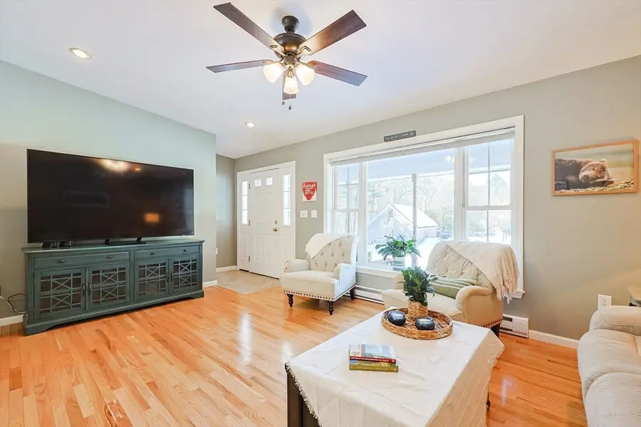 8 Wallis St, Douglas, MA 01516 - #2