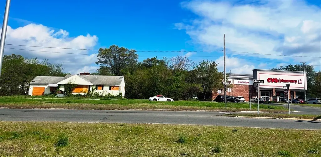 523 James St, Chicopee, MA 01020 - #1