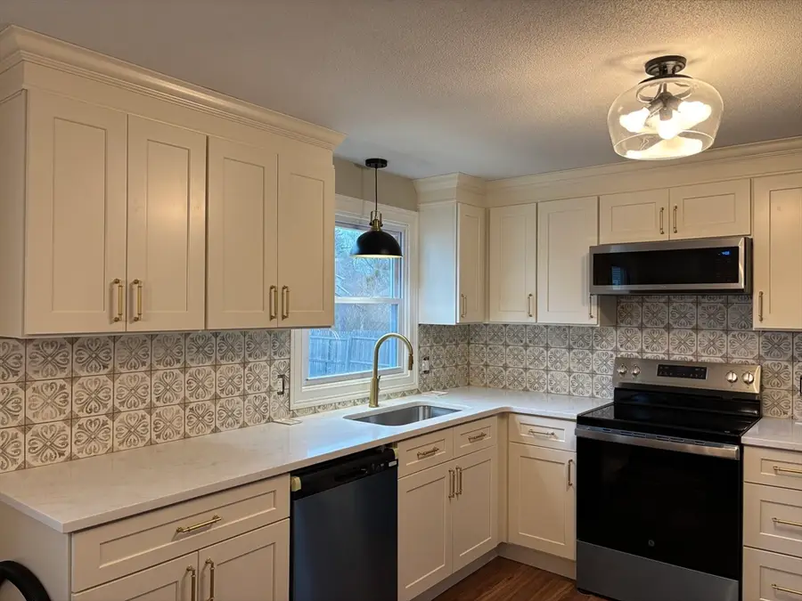 34 Flora St, Springfield, MA 01129 - #2