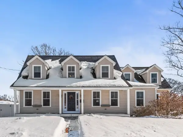 81 Longmeadow Dr, Lowell, MA 01852