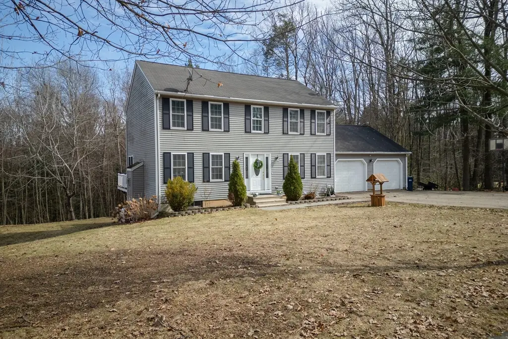 11 Lauren Ln, Sturbridge, MA 01518 - #1
