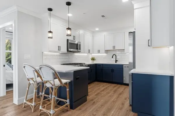 1721 Centre St #304, Boston, MA 02132