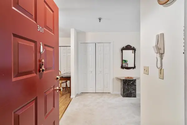 21 Dallas Dr #301, Dracut, MA 01826