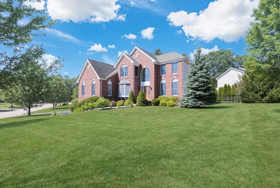 3 York Cir, East Walpole, MA 02032 - #2