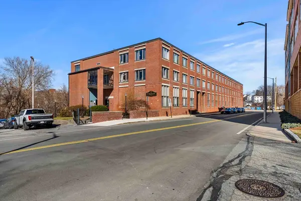 128 Warren St #15, Lowell, MA 01852