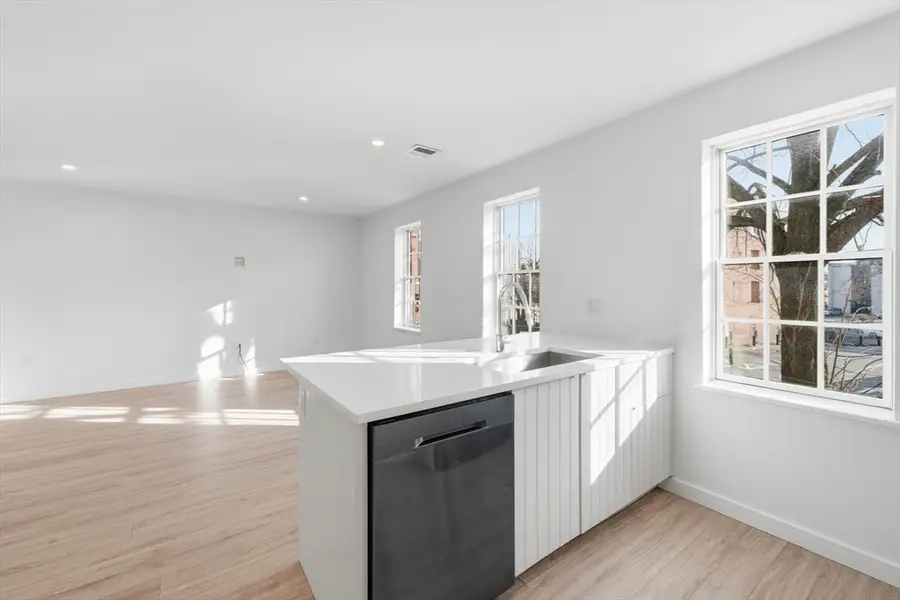 289 Central St, Lowell, MA 01852 - #3