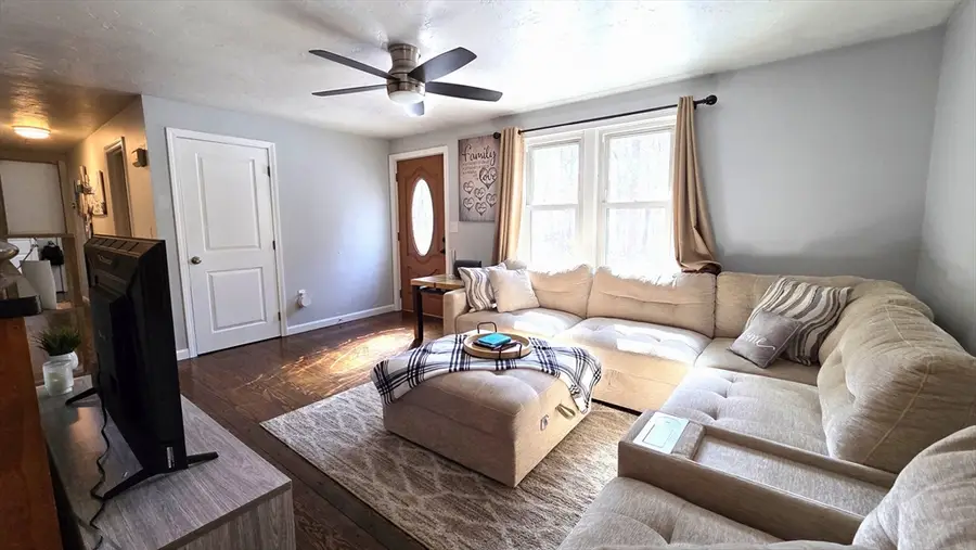 11 Walnut St, Douglas, MA 01516 - #3