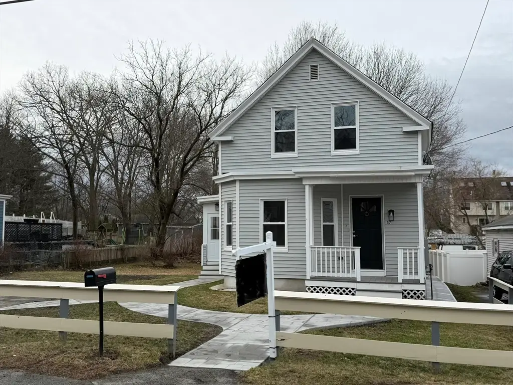 37 Stavely St, Lowell, MA 01852 - #1