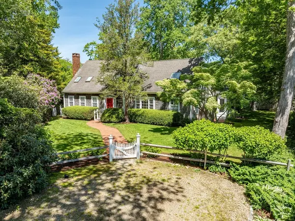 21 Woodlawn Ave, Tisbury, MA 02568