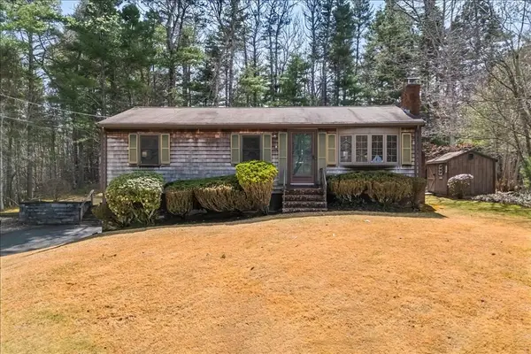 88 Plymouth St, Halifax, MA 02338