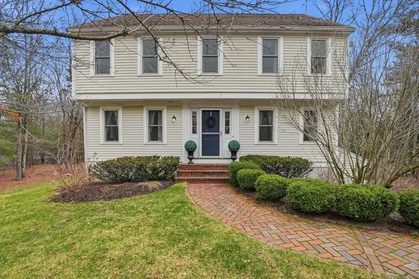 17 Oak St, Plympton, MA 02367