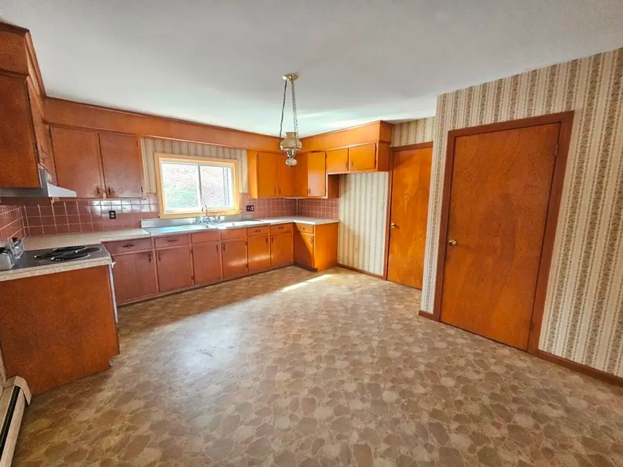 30 Allen St, Gardner, MA 01440 - #3