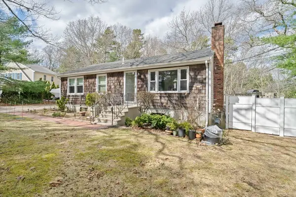1 Carver Rd, Plymouth, MA 02360