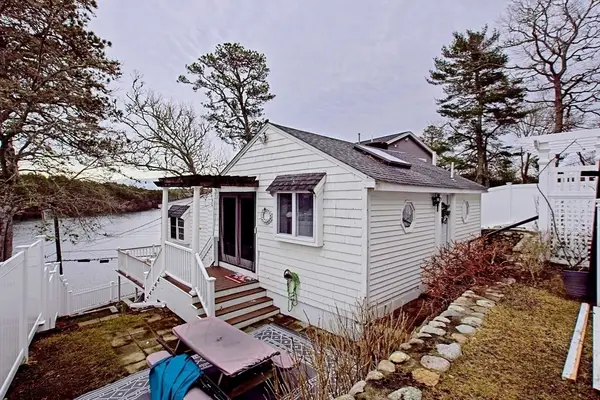 21 Hillside Rd, Plymouth, MA 02360