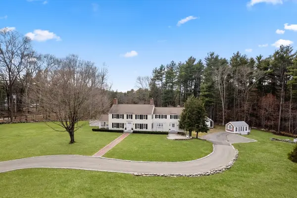 85 Strawberry Hill St, Dover, MA 02030