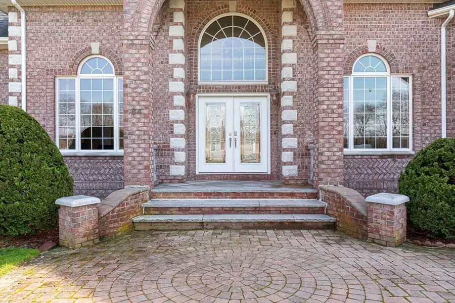 64 Kensington Ct, Swansea, MA 02777 - #3