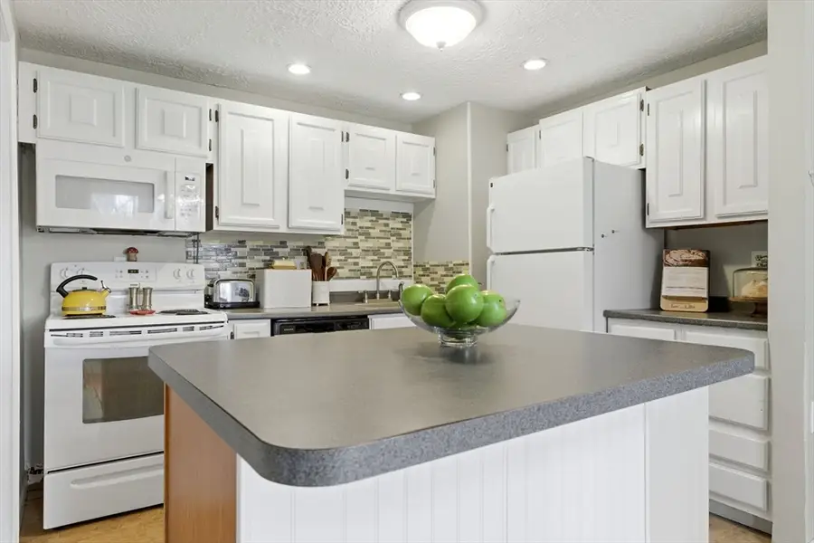 281 Boylston St #D, Lowell, MA 01852 - #3