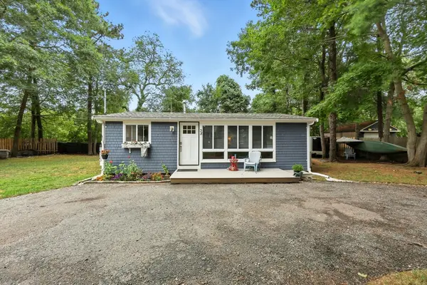 38 Lakeside Dr, Barnstable, MA 02648