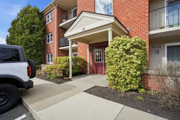 32 Maple Crest Cir #G, Holyoke, MA 01040