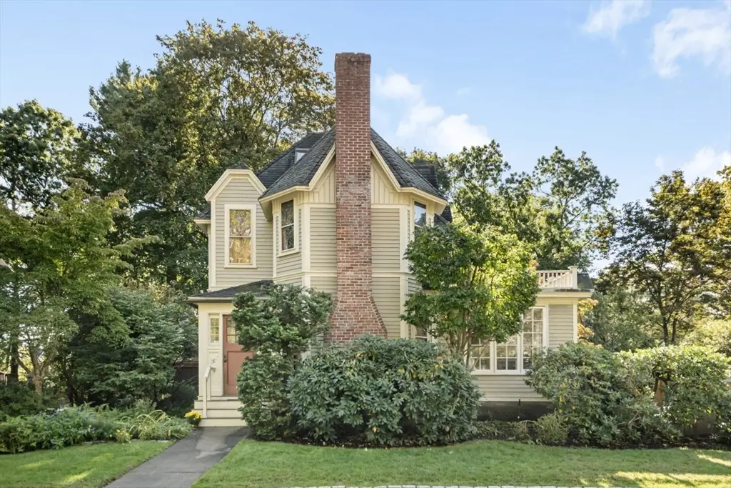 284 Lake Ave, Newton, MA 02461 - #1