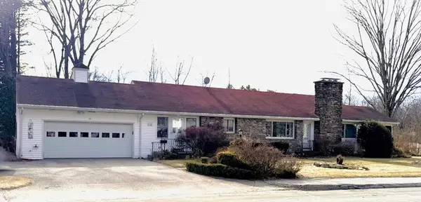 33 Slater St, Webster, MA 01570