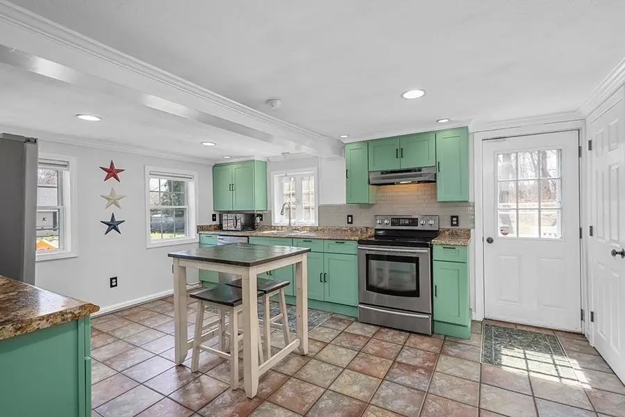 28 Deanville Rd, Attleboro, MA 02703 - #3