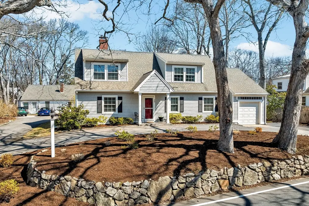 70 Lakeview Ave, Falmouth, MA 02540 - #1