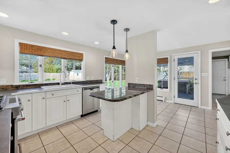 186 Viscount Rd, Longmeadow, MA 01106 - #3