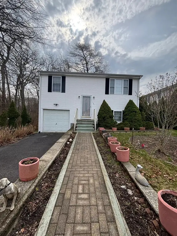 107 Apple Creek Ln, Fall River, MA 02720