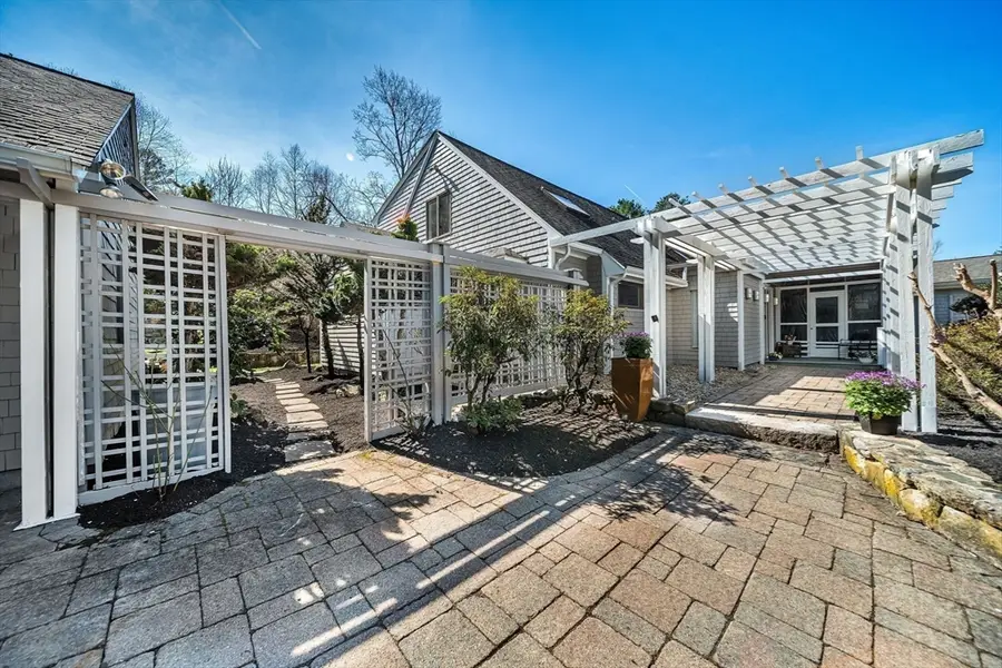 39 Kings Grant Rd, Weston, MA 02493 - #3