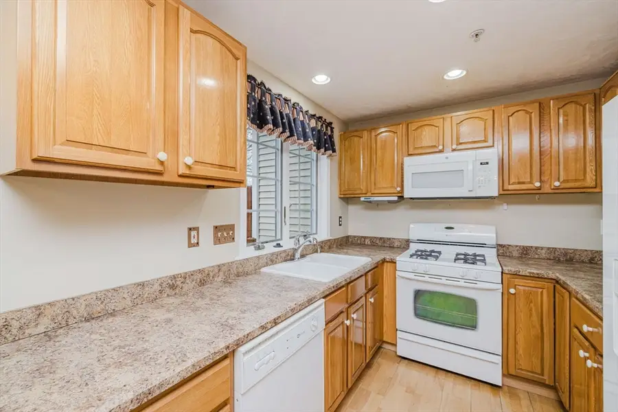 16 Clifton St #F, Taunton, MA 02780 - #3