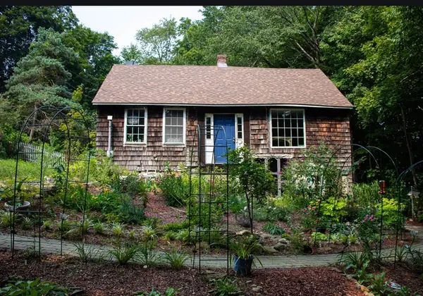 10 Bates Hl, Sturbridge, MA 01518