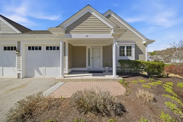 24 Carriage Ln #24, Duxbury, MA 02332