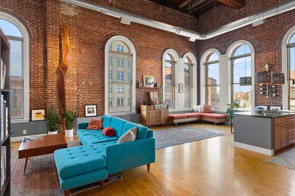 10 Kearney Sq #404, Lowell, MA 01852