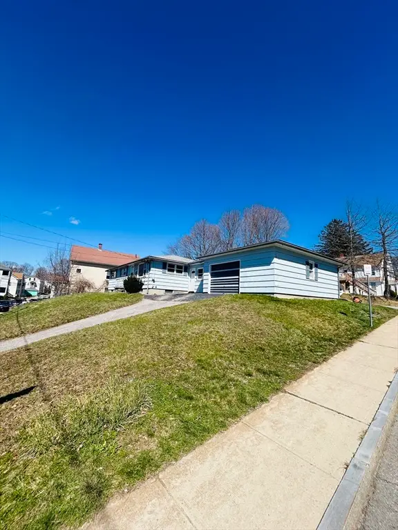 21 Spring St, Webster, MA 01570