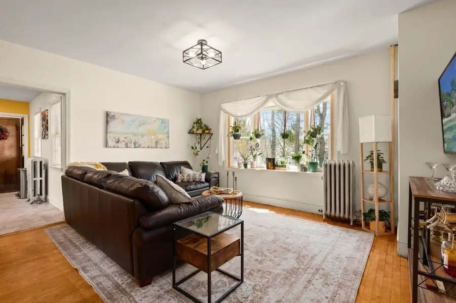 19 Juniper St, Lowell, MA 01852 - #3