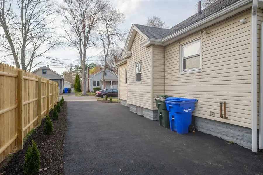 23 Eldert St, Springfield, MA 01109 - #3