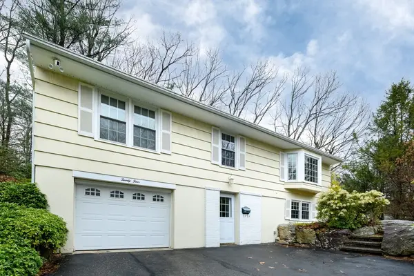 24 Centerwood Dr, Holden, MA 01520