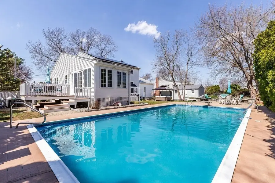 71 Pond Ln, Randolph, MA 02368 - #3