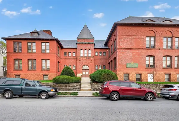 31 Elizabeth St #202, Worcester, MA 01605