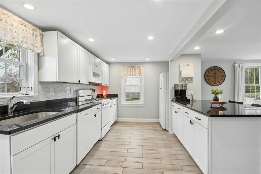 5 Elm St, Whitinsville, MA 01588 - #3