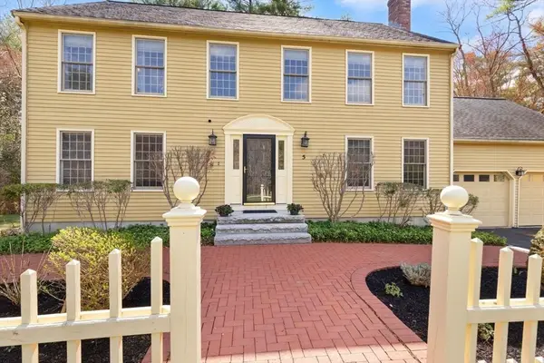 5 White's Pond Dr, Norfolk, MA 02056