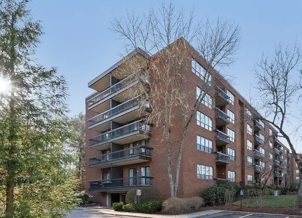 210 Nahanton St #522, Newton, MA 02459