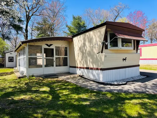 11 Lamplighter Ln, Springfield, MA 01119