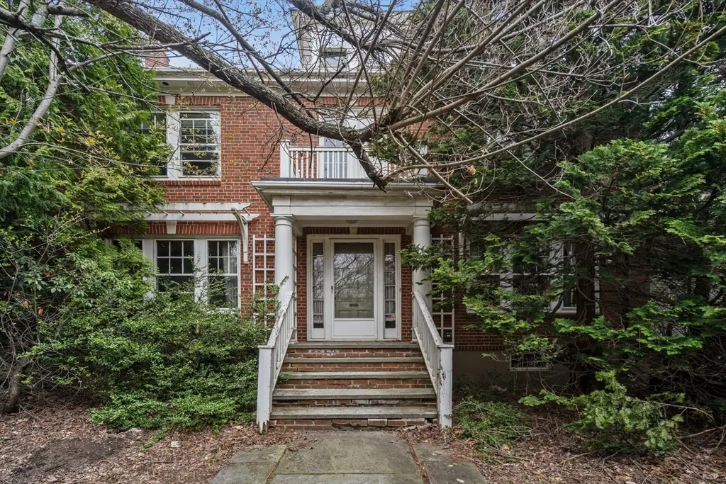 10 Stoneleigh Cir, Watertown, MA 02472 - #1