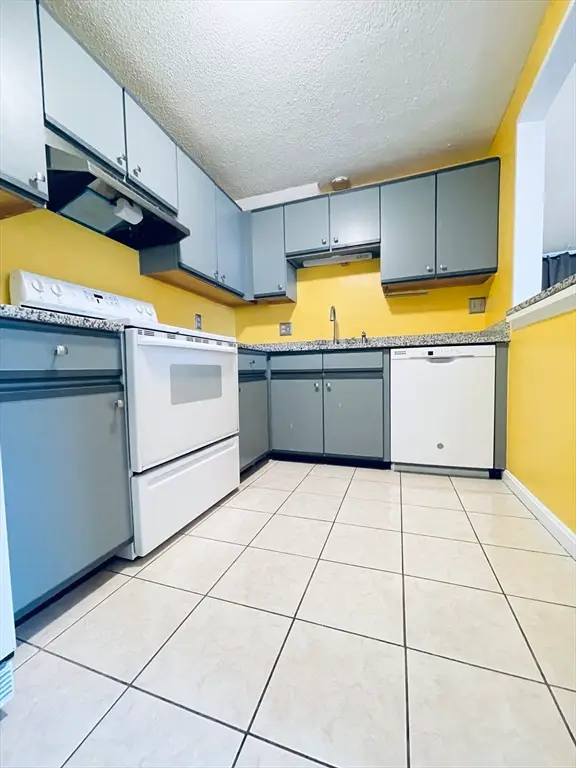 1036 Middlesex St #9, Lowell, MA 01851 - #3