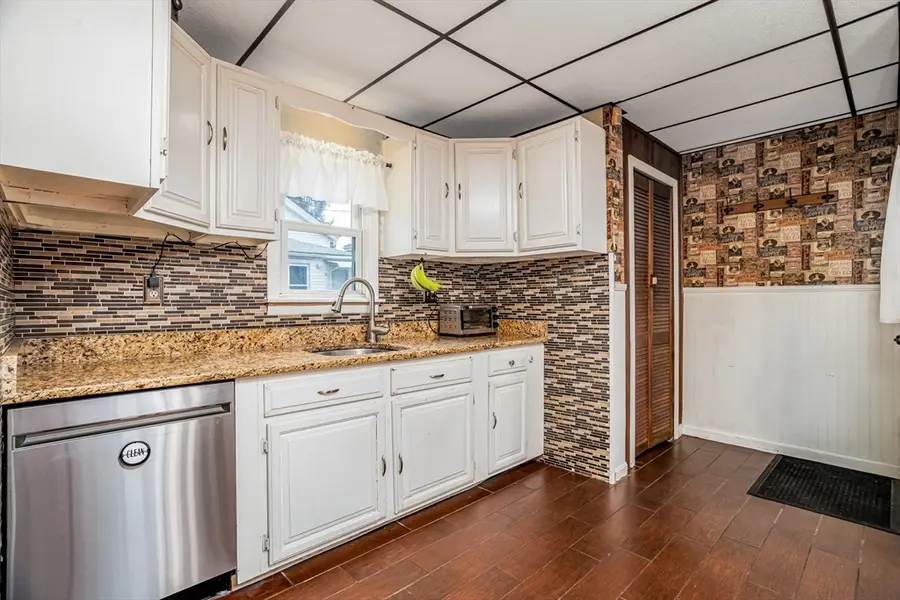 663 Millbury St, Worcester, MA 01607 - #3