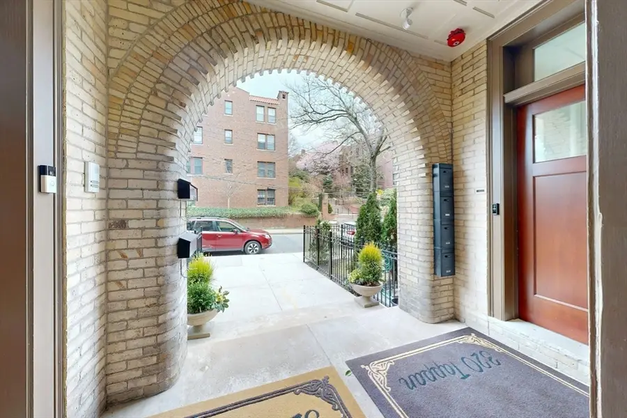 322 Tappan St #2, Brookline, MA 02445 - #3