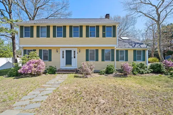 75 Erica Dr, Stoughton, MA 02072